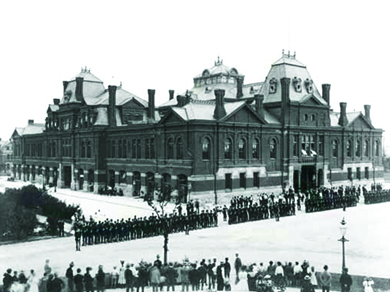 In this photo of the Pullman Strike of 1894, the Illinois National Guard and striking workers face off in front of a railroad building.